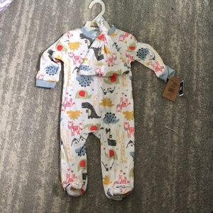 New with tags 3 to 6 months but it zip up onesie